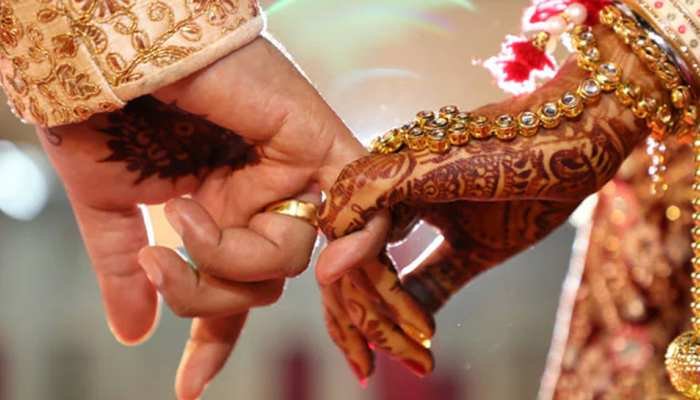 समाज की परवाह ना करते हुए दुल्हन ने मंडप में प्रेमी संग धूमधाम से रचाई शादी!