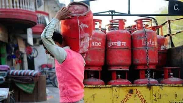 LPG GAS New Rate: बिहार में बढ़े एलपीजी घरेलू गैस सिलेंडर के दाम, जानिए कहां मिल रहा क्या रेट