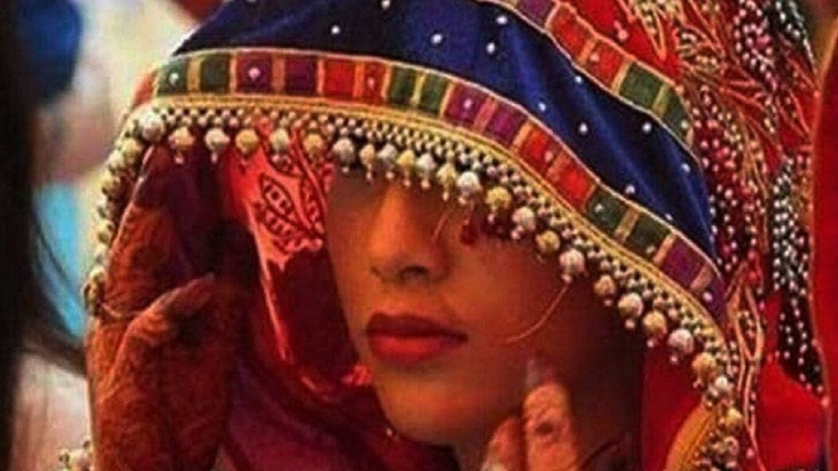 सामूहिक शादी के मंडप में बैठी दुल्हन को भगा ले गया प्रेमी, भीड़ ने पकड़कर की कुटाई!