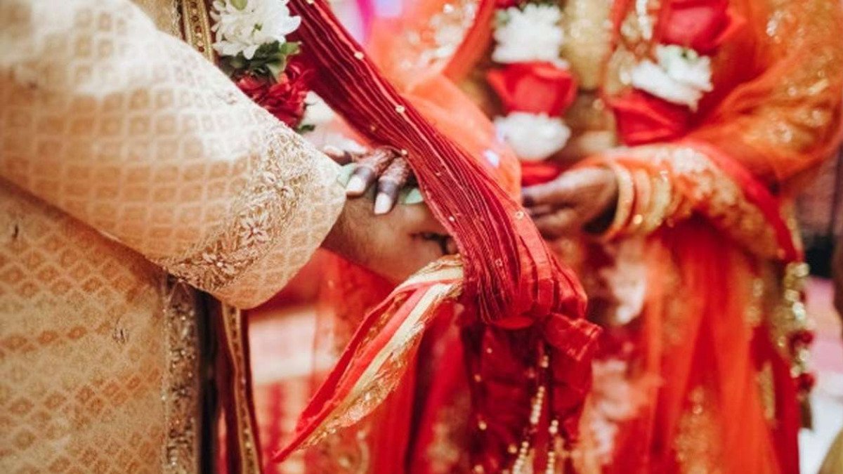 बिहार में बुआ से भतीजे को हुआ प्यार, परिवारवालों ने घर से निकाला, फिर..