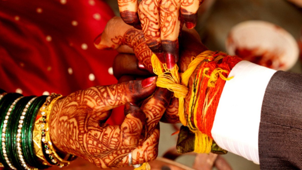 चार बच्चों के पिता पर चढ़ा प्यार का खुमार, ट्रांसजेंडर से रचाई शादी!