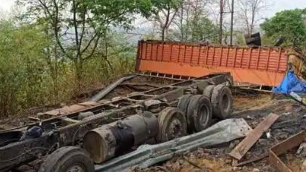 पटना से रांची जा रही बस हुई भीषण सड़क हादसे का शिकार, अब तक 3 की मौत, 13 घायल