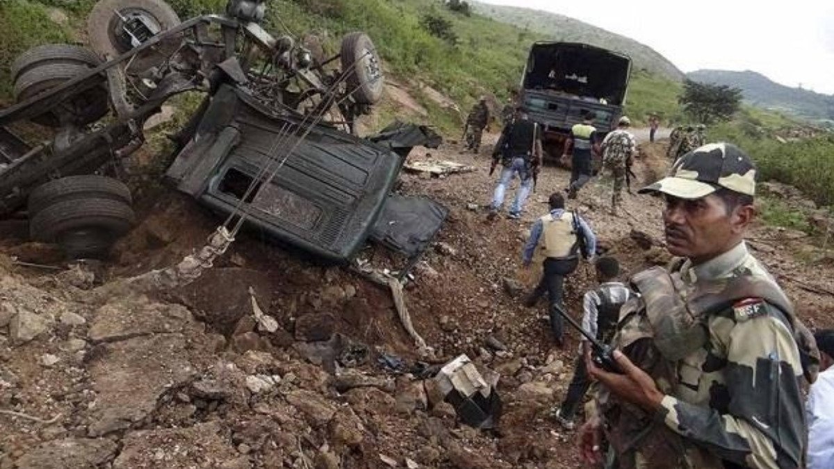 ब्रेकिंग: इलाके में नक्सलियों ने किया IED ब्लास्ट, 11 जवान शहीद