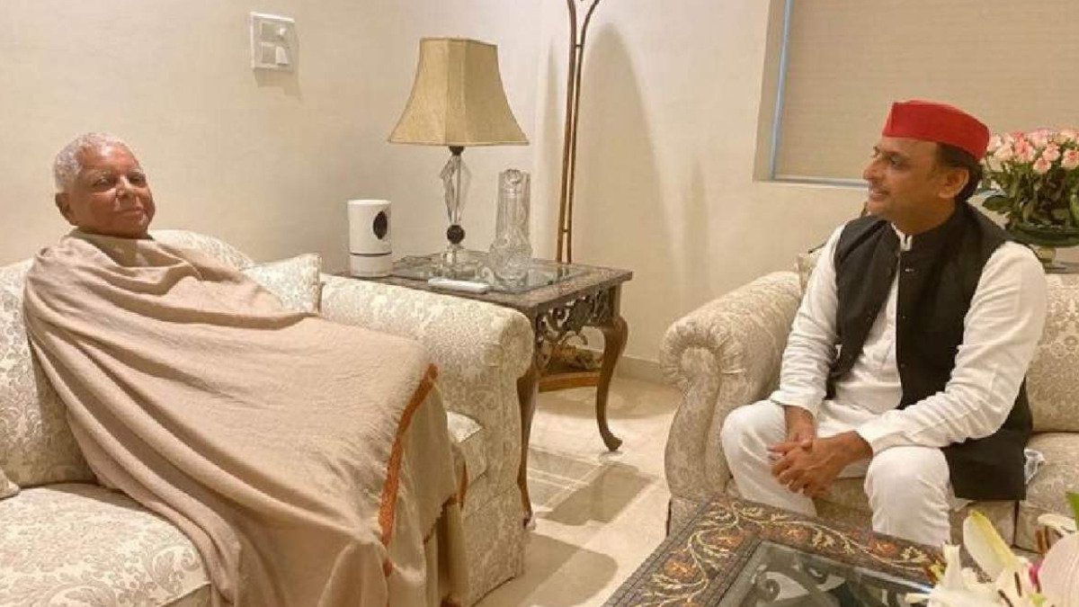 बड़ी ख़बर: अचानक लालू से मिलने पहुंचे अखिलेश यादव, सियासी गलियारे में मचा हड़कंप
