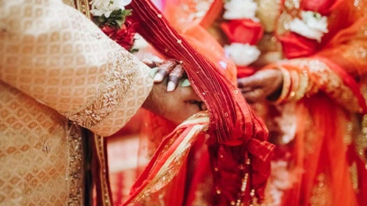 शादी वाले दिन ही प्रेमी संग फरार हुई लड़की, बाराती बोले- हम तो दुल्हन लेकर ही जायेंगे!