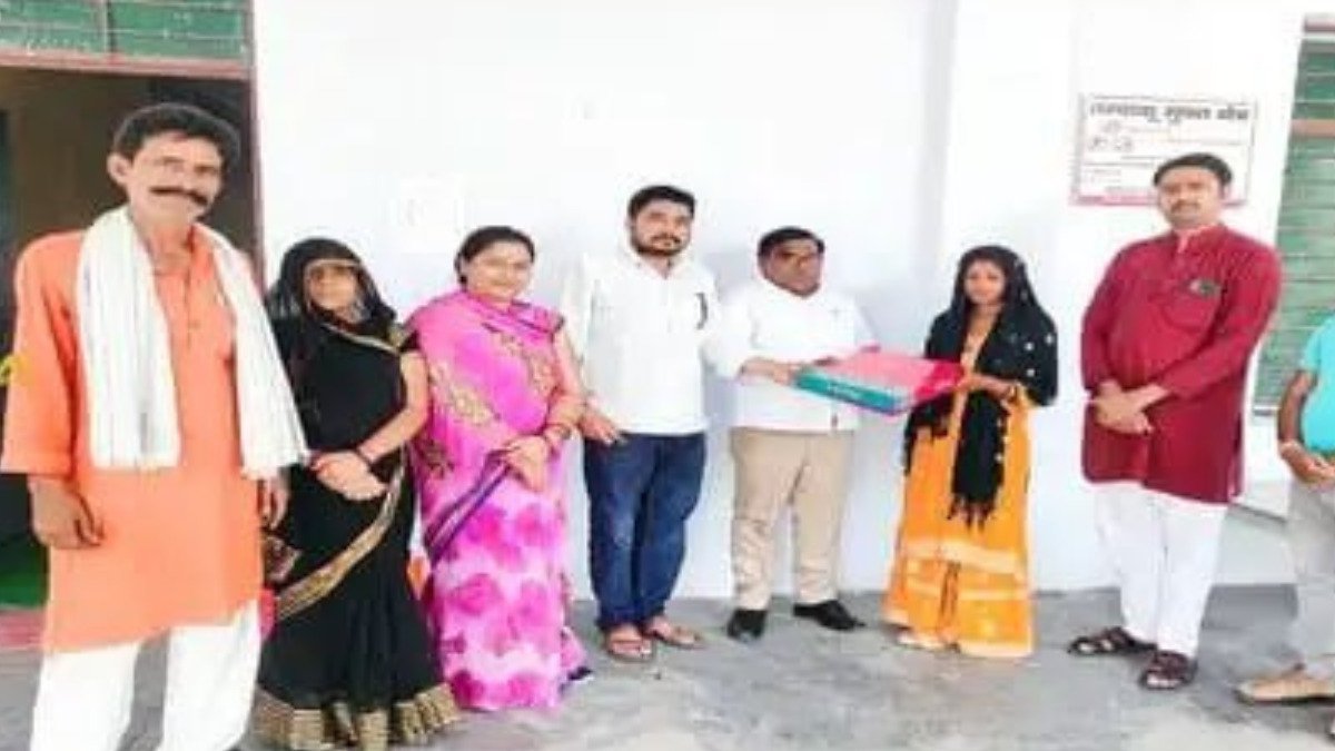 मंडप में फेरे लेने के बाद दूल्हे के साथ परीक्षा देने पहुंची नई नवेली दुल्हन!