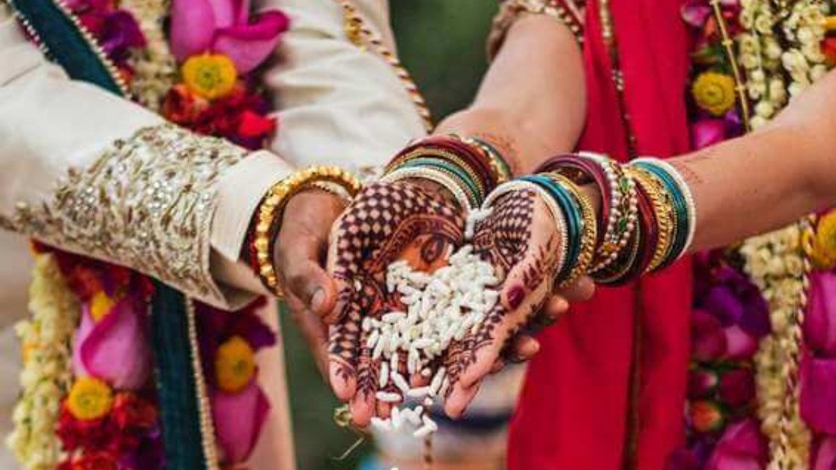OMG: दामाद पर आया सास का दिल, बेटी का घर तोड़कर खुद रचा ली शादी!