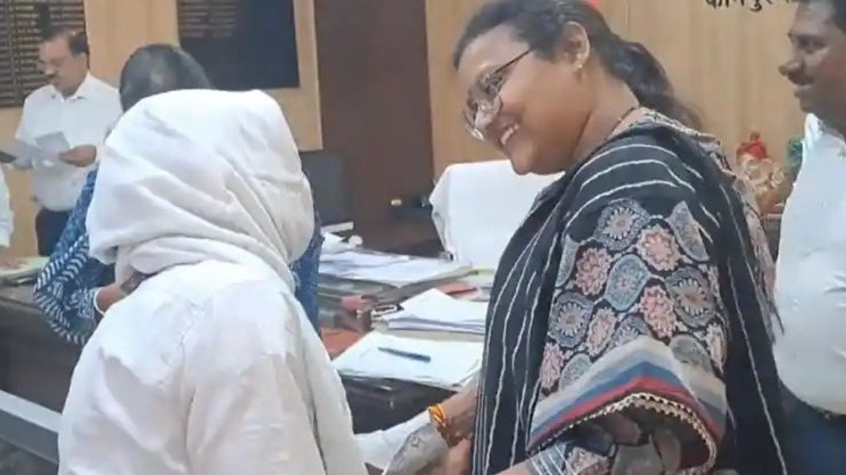 एक दुखियारी मां का दर्द सुन भावुक हुईं DM साहिबा, लगाया गले और फिर…