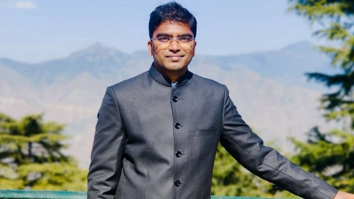 IAS Success Story: बिहार के युवक ने लैंप की रौशनी में की पढ़ाई, कोचिंग का नहीं लिया सहारा, फिर बना आईएएस ऑफिसर