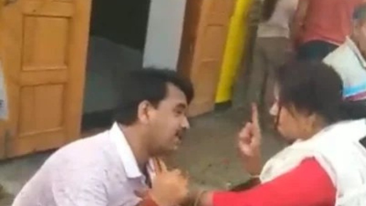 बिहार में महिला ने पकड़ा नेता का कॉलर, कहा- झूठ बोलिएगा त फैट चला देंगे…