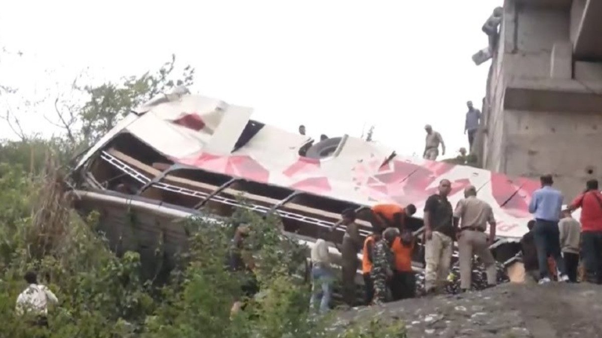 Bus Accident In Jammu: जम्मू-कश्मीर जा रही बस गहरे खाई में गिरी, बिहार के 10 लोगों की मौत