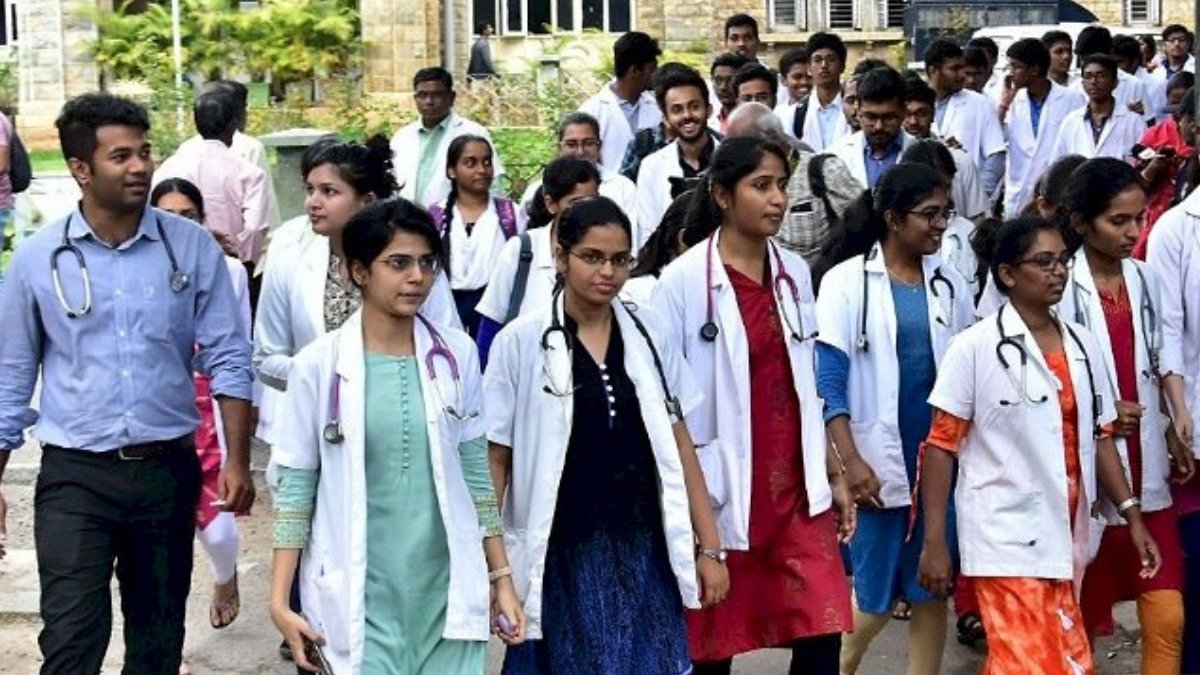 Medical colleges In India : मेडिकल के छात्रों के लिए जरूरी खबर, इन 40 मेडिकल कॉलेजों की मान्यता हुई रद्द, इन 150 कॉलेज पर कार्रवाई संभव!