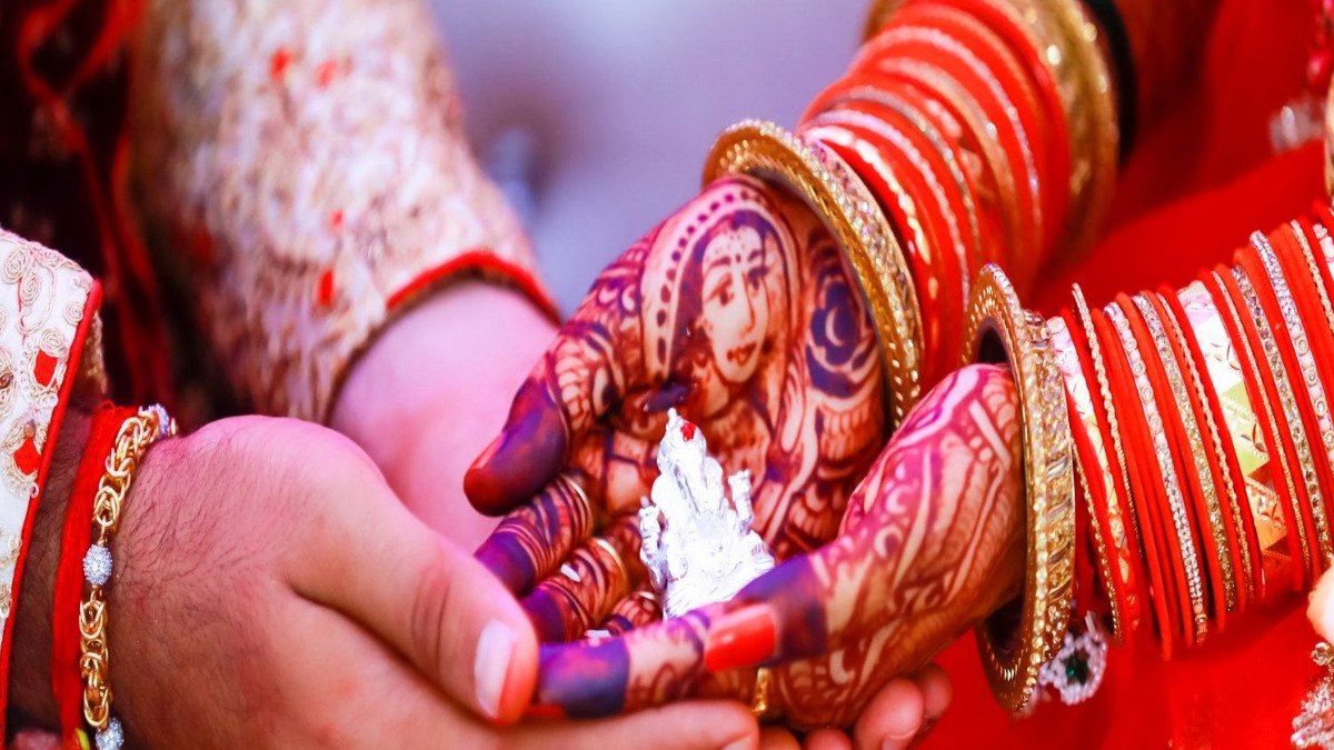 दुल्हन के साथ मेकअप करते वक्त हुआ कुछ ऐसा, घरवालों के पैरों तले से खिसक गई जमीन