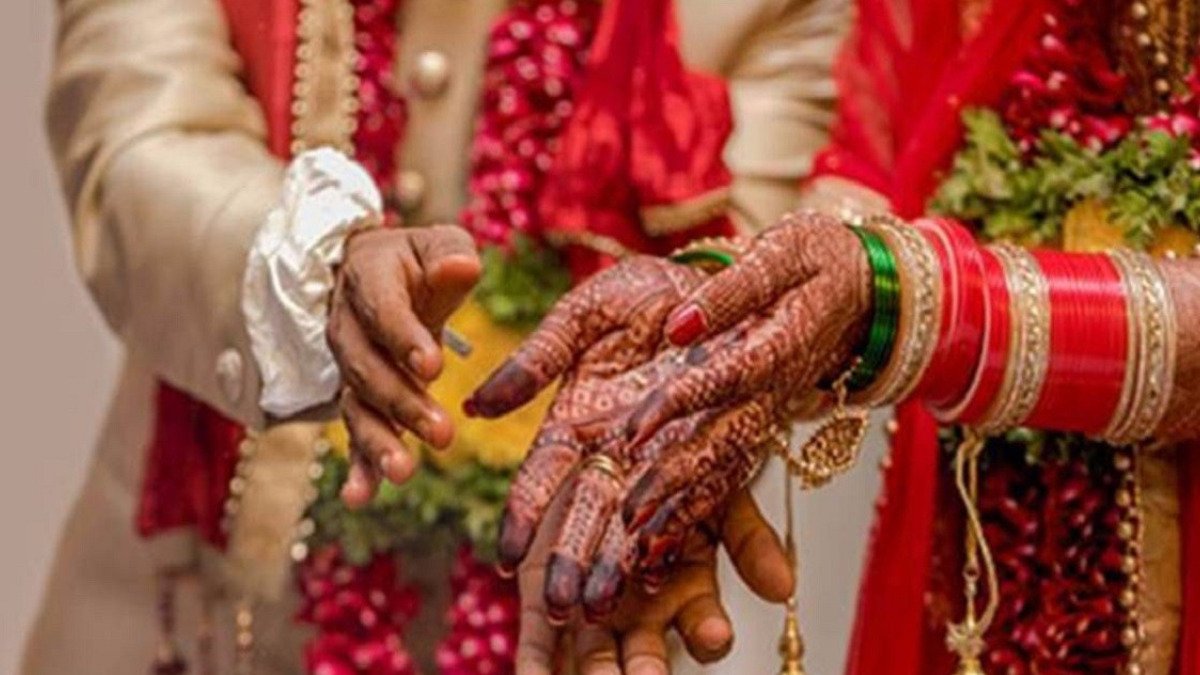 शादी के मंडप पर दुल्हन ने दूल्हे के छोटे भाई से रचाई शादी, दूल्हा रह गया दंग!