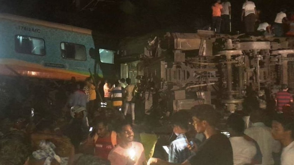 Coromandel Train Accident: ओडिशा ट्रेन हादसे में अब तक 50 से अधिक लोगों की मौत, हेल्पलाइन नंबर हुआ जारी!