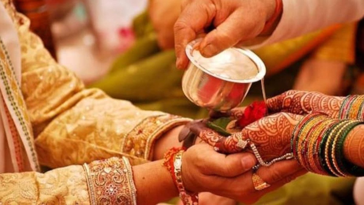 पड़ोसी के प्यार में पागल थी पत्नी, पकड़ी गई तो बोली उसके बिना मर जाऊंगी, फिर पति ने करवाई दोनों की शादी