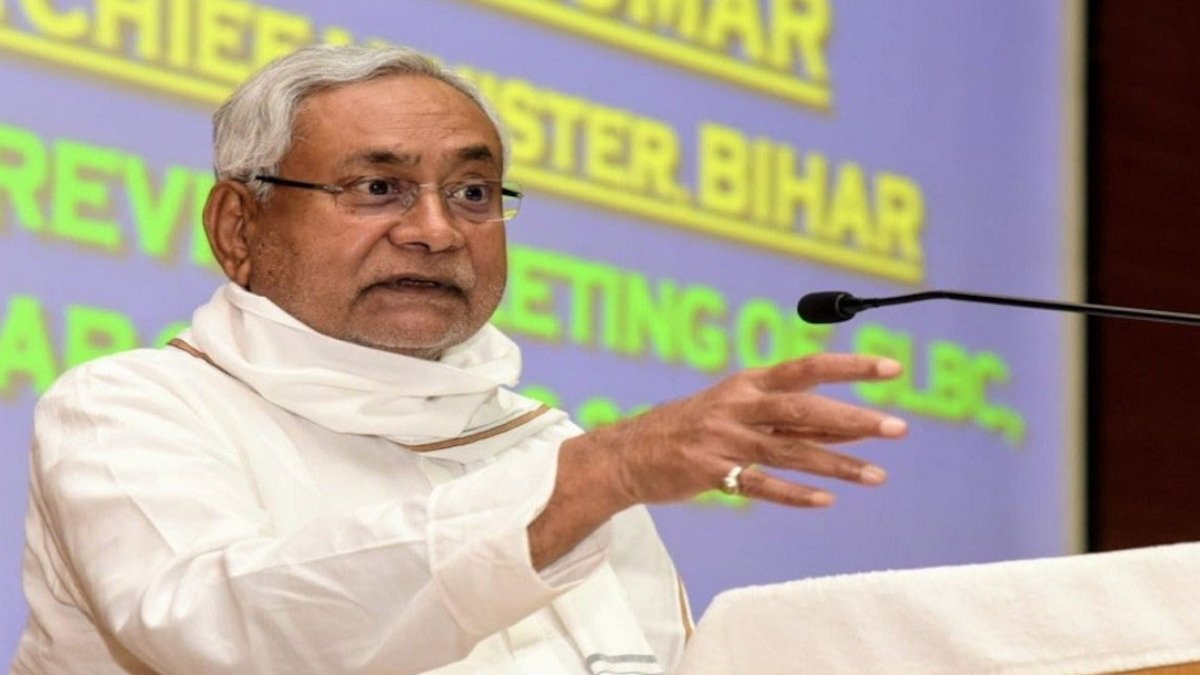 सीएम नीतीश कुमार भरे मंच से मंत्री पर भड़के, कहा- हम कुछ बोल रहे हैं और आप बतियाने में लगे हैं..मेरा बतवे नहीं सुनते