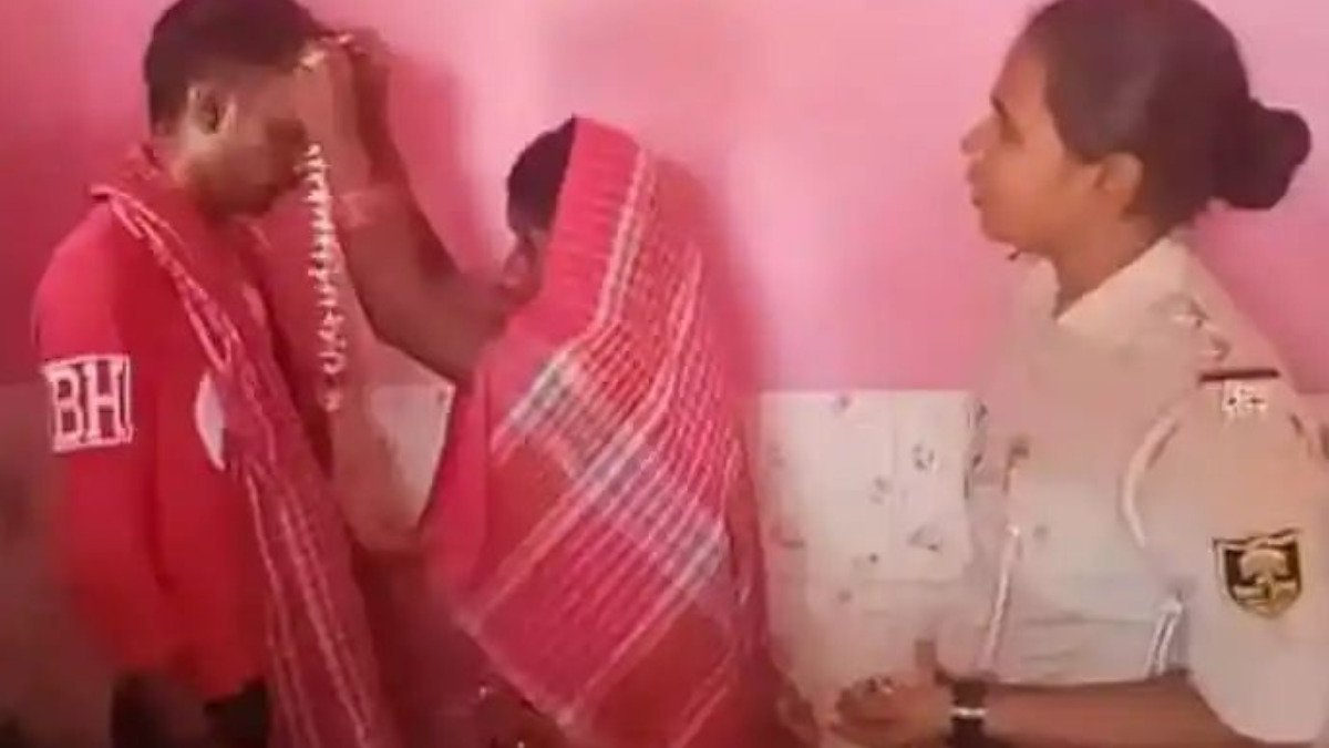 महिला कॉन्स्टेबल ने दो बच्चे की मां और युवक की थाने में करवाई शादी!