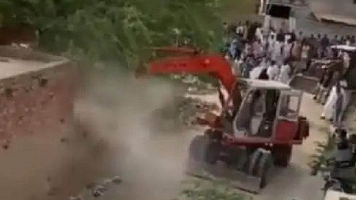 पाकिस्तान में हिंदू नेता के घर पर चला बुलडोजर, इमरान खान ने कहा- ‘ज़ुल्म के तले कुचलना…’