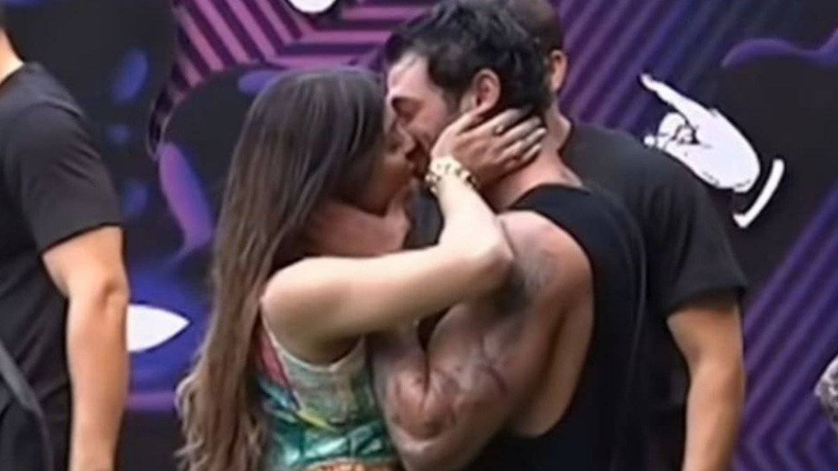 Bigg Boss OTT: आकांक्षा पुरी ने जद हदीद संग किया खुलेआम लिपलॉक, सोशल मीडिया पर वायरल हुई तस्वीरें