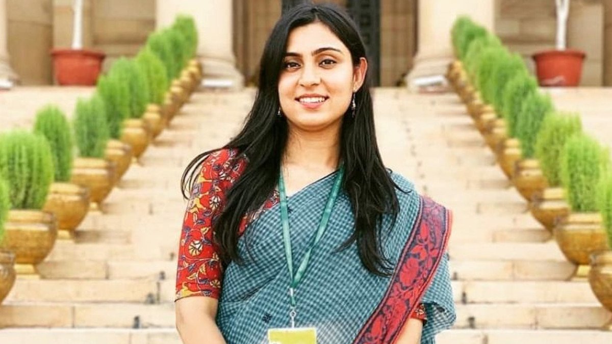IAS Success Story: बिना कोचिंग के दूसरे प्रयास में क्रैक की UPSC परीक्षा, हासिल की 12वीं रैंक