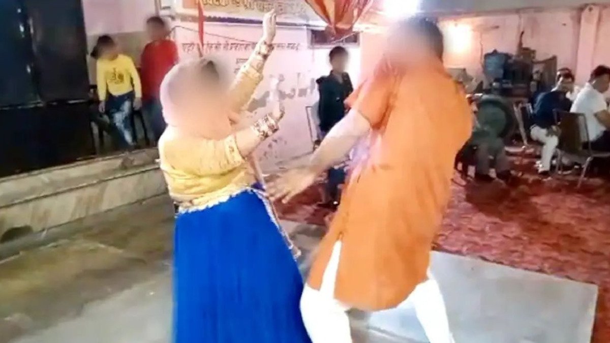दुल्हन की मां ने डीजे पर उड़ाए सिगरेट के धुएं के छल्ले, बिफरा दूल्हा शादी से भागा