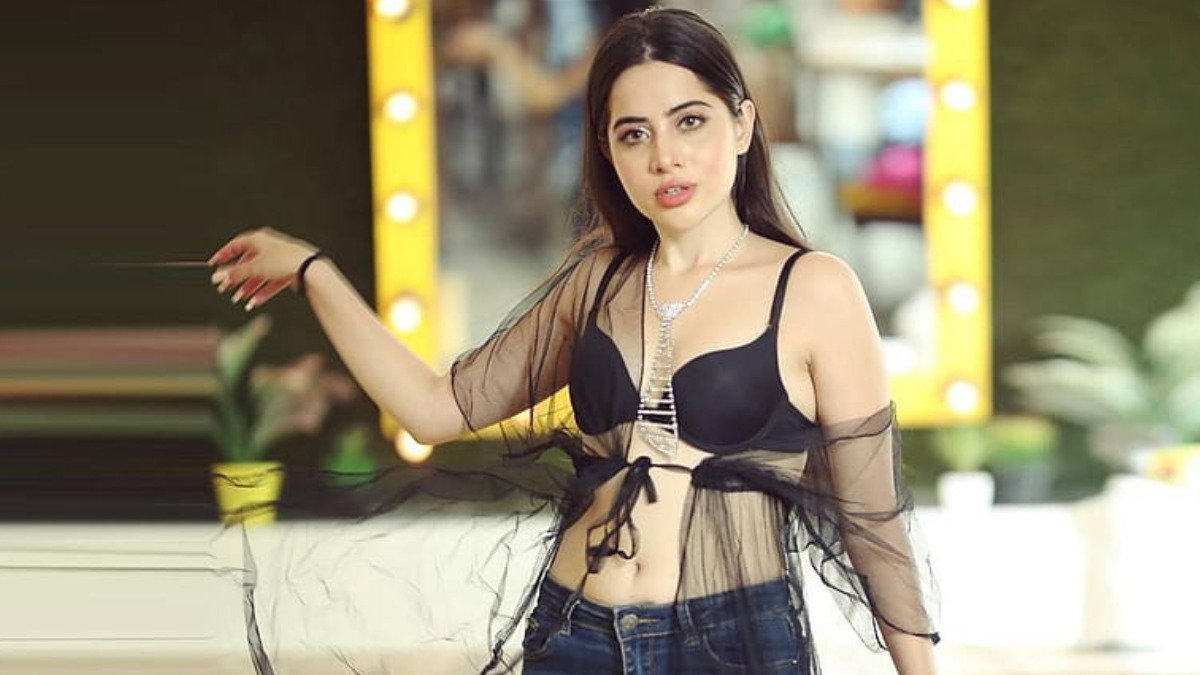 Urfi Javed: उर्फी जावेद ने पहनी रिवीलिंग और अतरंगी ड्रेस, अदाएं देख फैंस का दिमाग घूमा