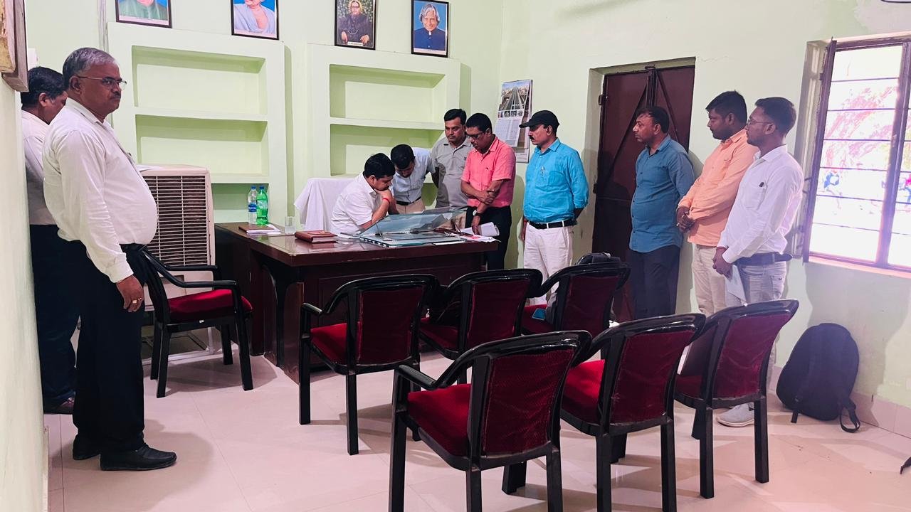 डीएम ने चैनपुर कृषि और पंचायती राज पदाधिकारी का कटा वेतन, किया शोकॉज