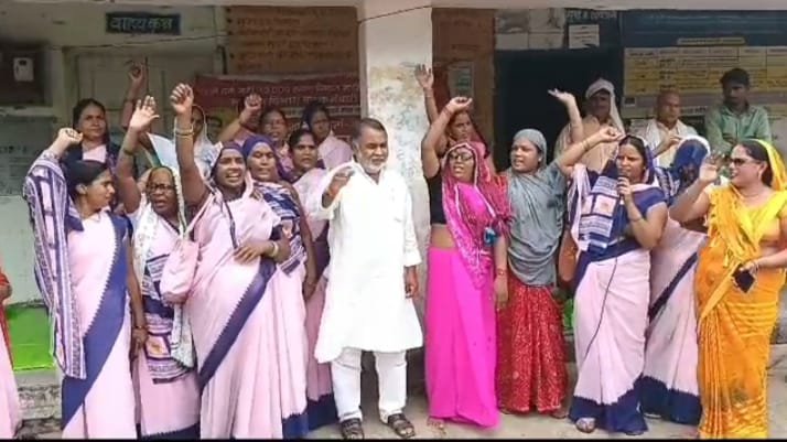 पूर्व मंत्री बृजकिशोर बिंद आशा कार्यकर्ताओं के धरना में शामिल होकर किया समर्थन