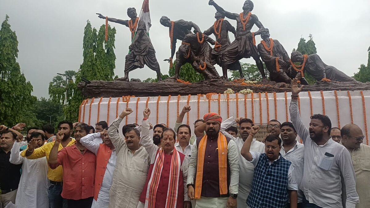 शहीद दिवस पर भाजपा के नव नियुक्त पदाधिकारी पहुंचे सप्तमूर्ति, शहीदों को दी श्रद्धांजलि