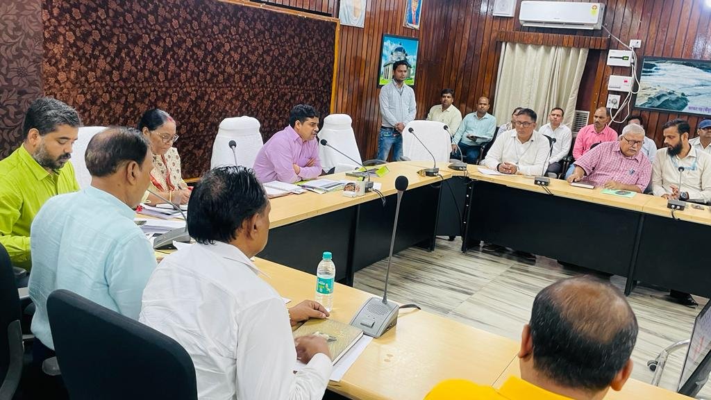 डीएम ने स्वास्थ्य विभाग का किया समीक्षा, कार्य फिसड्डी रहने पर किया शोकॉज