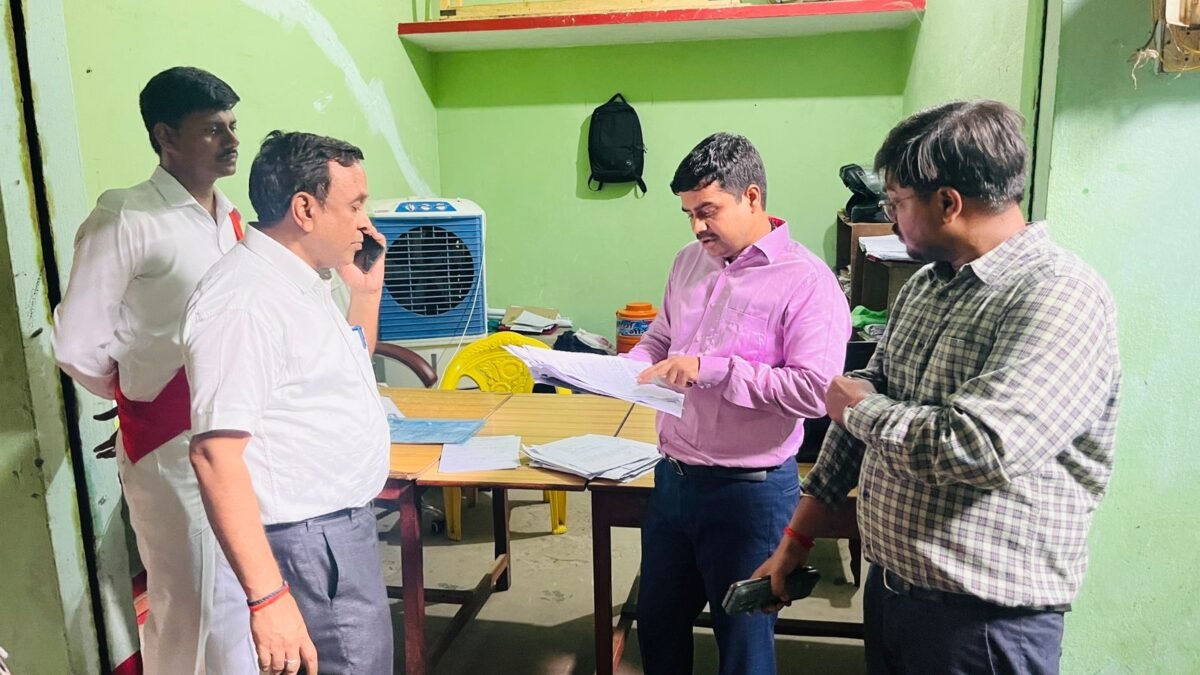डीएम ने राजस्व कर्मचारियों के निजी कार्यालय पर मारा छापा, कई गोपनीय दस्तावेज बरामद
