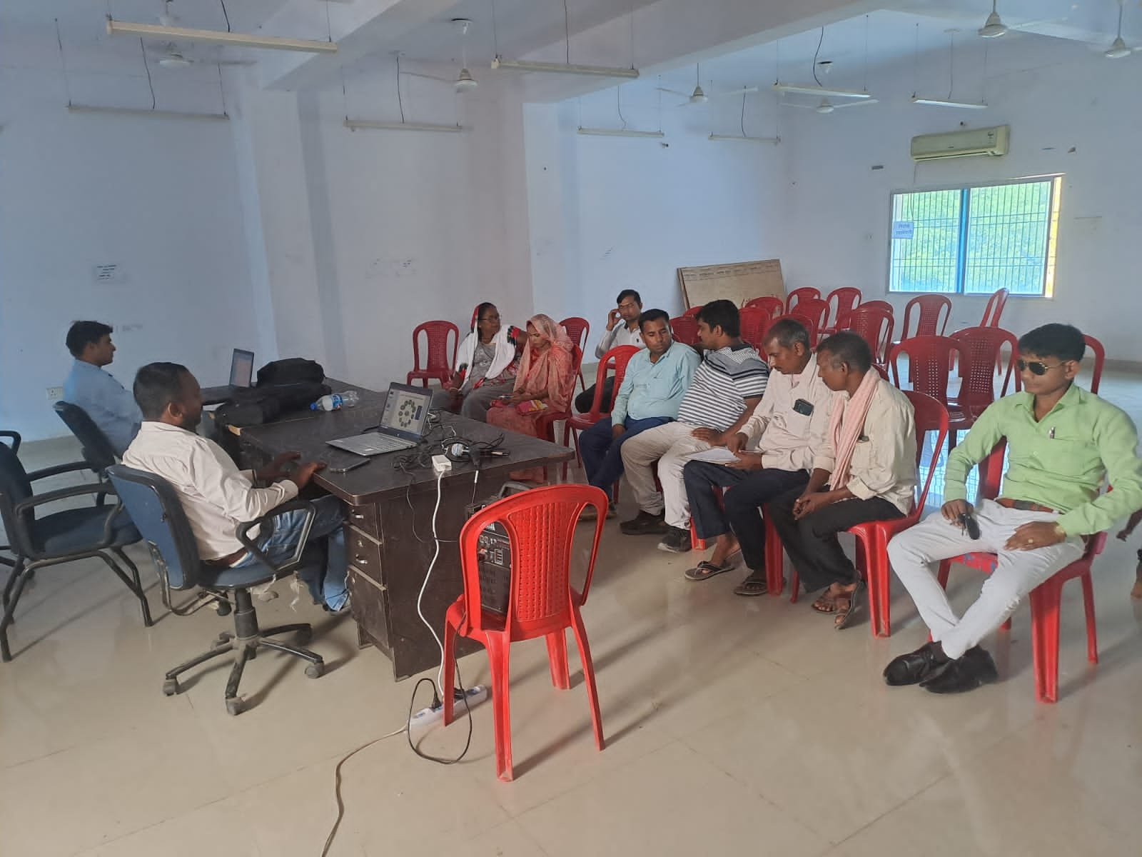आयोजित प्रशिक्षण में वार्ड सदस्यों की रुचि नहीं दिखी,कुर्सियां रह गयी खाली।