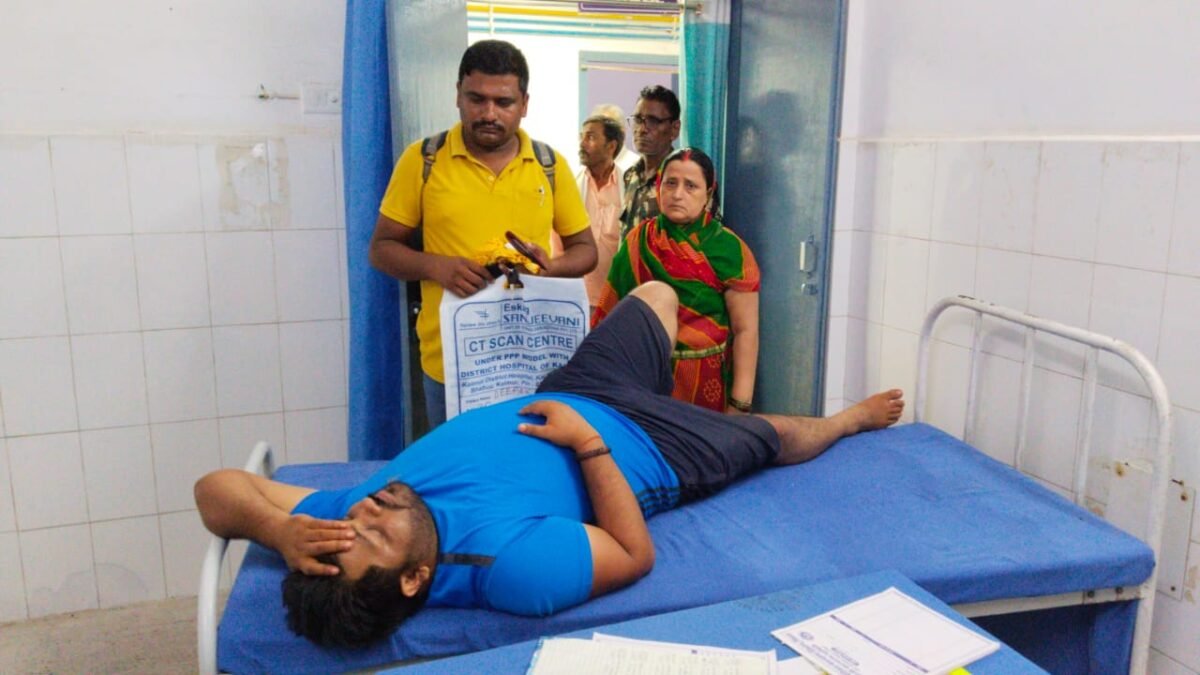 स्कूल जाते समय बाइक से गिरकर शिक्षक घायल,वाराणसी रेफर