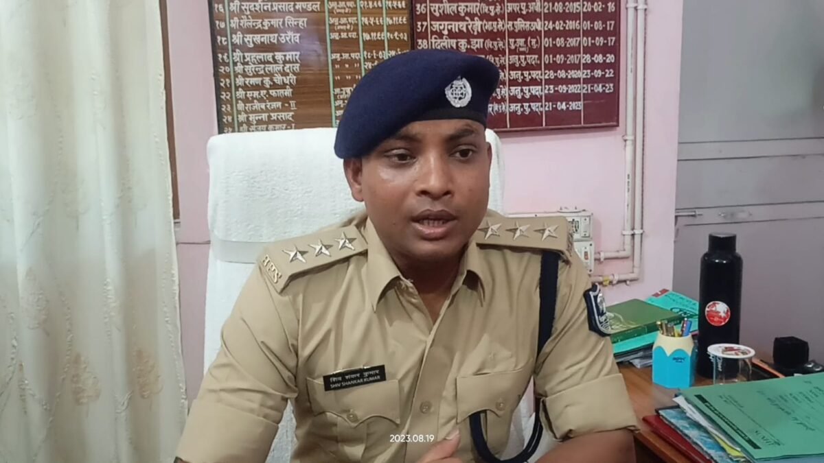 मोटरसाइकिल चेकिंग के दौरान 20 लीटर महुआ शराब के साथ दो कारोबारी गिरफ्तार।