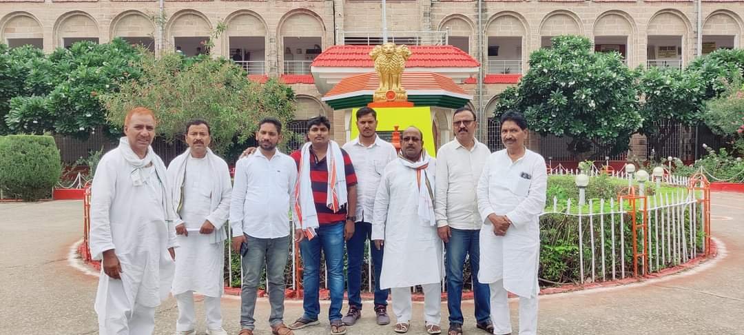 मोटरसाइकिल चोरी कर रहे चोर को ग्रामीणों ने दौड़ाकर पकड़ा।