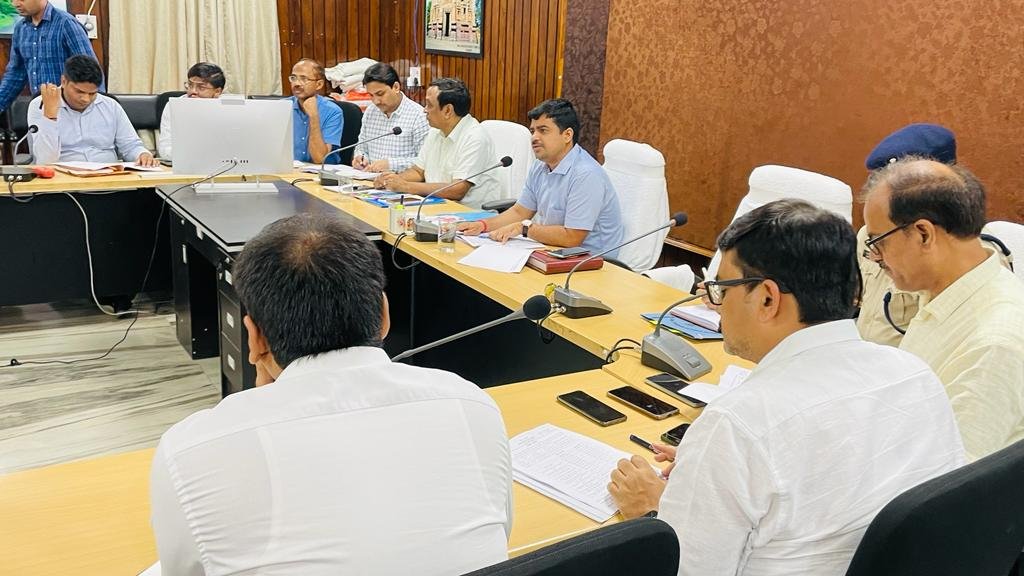 कैमूर में 11 परीक्षा केंद्रों पर आयोजित होगी शिक्षक भर्ती परीक्षा, डीएम ने की समीक्षा