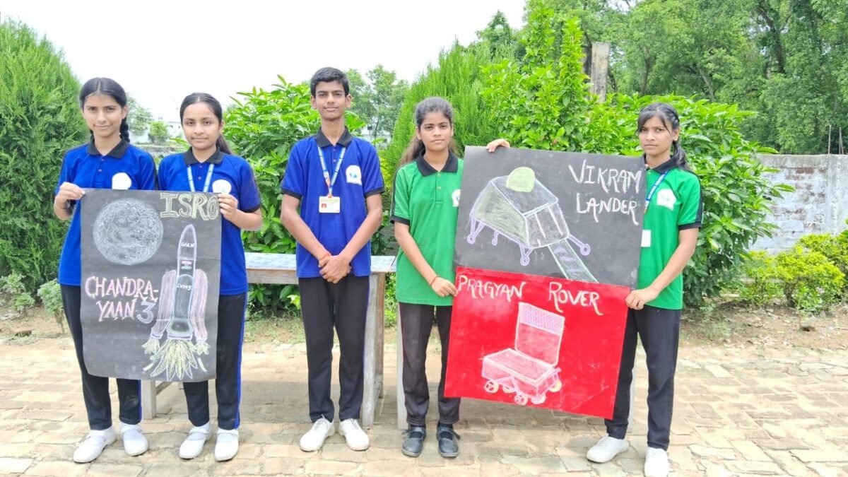 चंद्रयान-3 के सफल लैंडिंग के बाद कृष्ण सेंट्रल स्कूल में किया गया कार्यक्रम