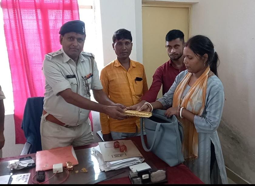 ट्रेन से लावारिश बैग में बरामद गहने मोबाइल और आवश्यक कागजात को जीआरपी पुलिस ने छात्रा को शौपा