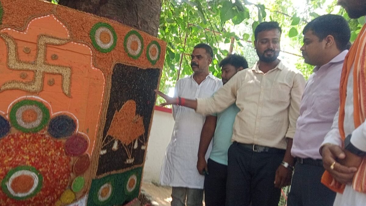 चंद्रयान-3 का चित्रण कर बनाया 32 एस्क्वायर फुट की इको फ्रेंडली राखी, डीएम ने पेड़ में बांधकर दिया जागरूकता का संदेश