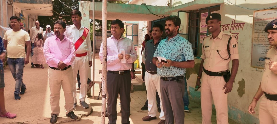डीएम ने कुदरा पीएचसी का किया औचक निरीक्षण मिली भारी अनियमितता, पीएचसी प्रभारी समेत पांच लोगों पर गिरी गाज