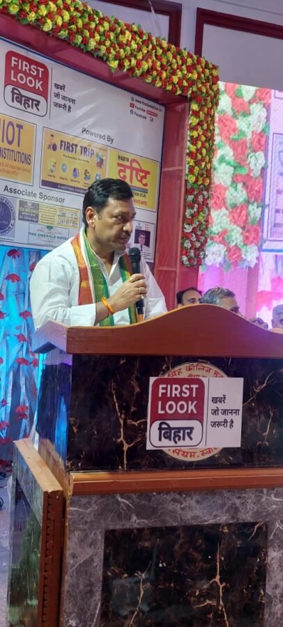 भाजपा प्रवक्ता विनोद शर्मा और लोजपा प्रवक्ता सुमन मल्लिक ने थामा कांग्रेस का दामन