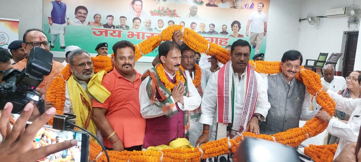 भाजपा प्रवक्ता विनोद शर्मा और लोजपा प्रवक्ता सुमन मल्लिक ने थामा कांग्रेस का दामन