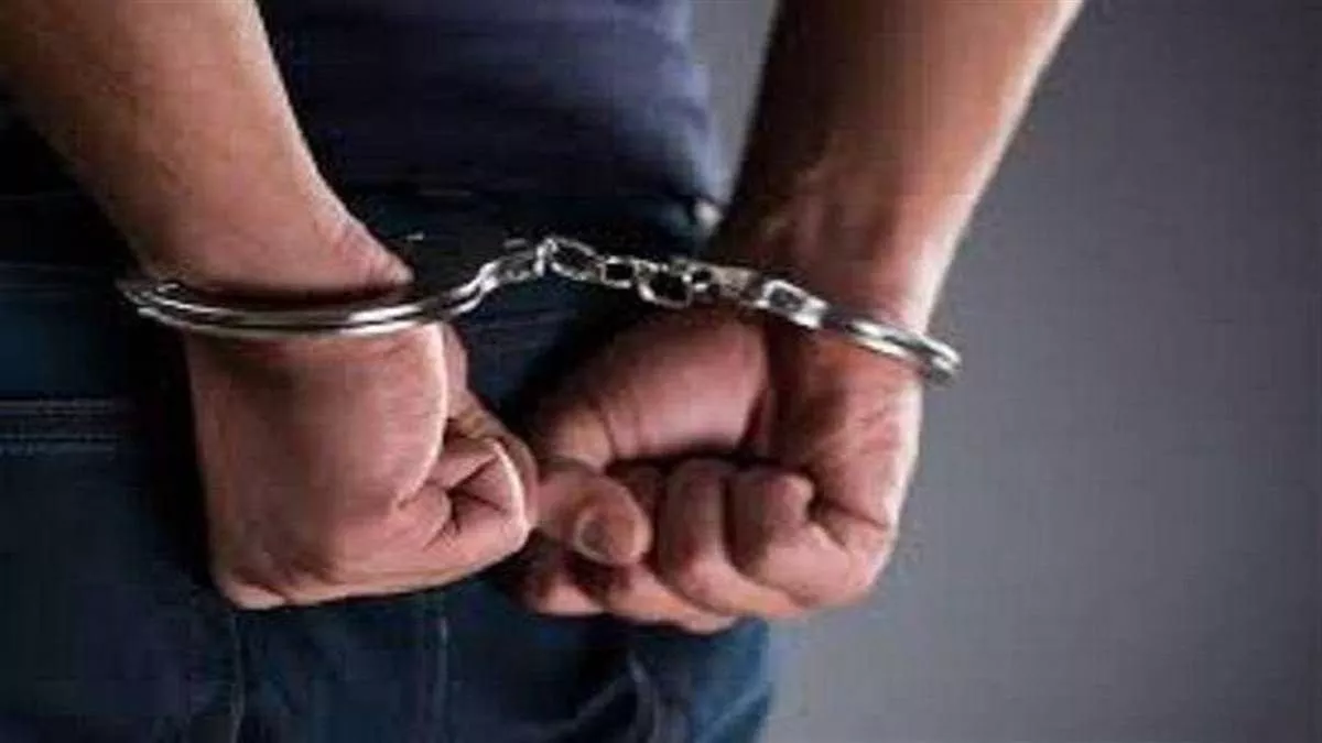 पुलिस ने एक वारंटी को किया गिरफ्तार 