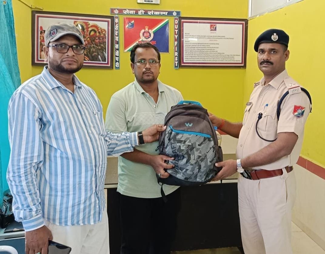 ट्रेन में यात्रियों के 25000 , रुपए के साथ छूटे हुए बैग को रेलवे सुरक्षा बल ने यात्री को किया सुपुर्द, 