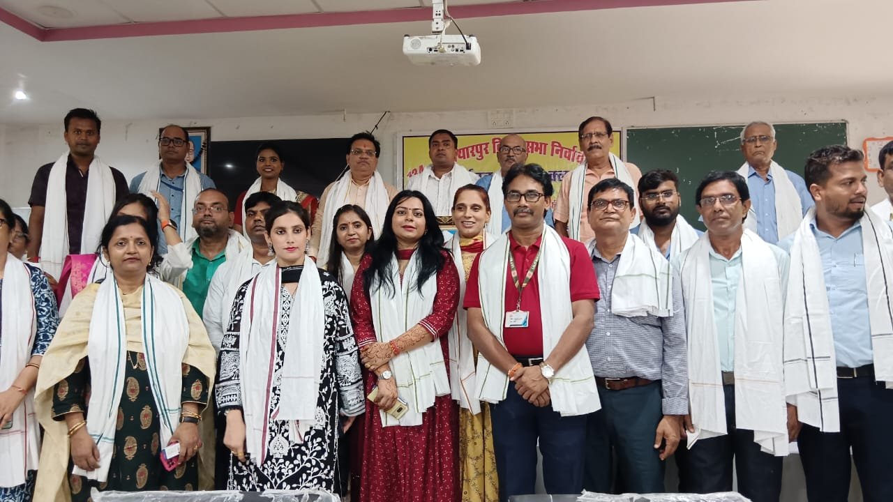 आरबी कॉलेज में शिक्षक दिवस समारोह का आयोजन किया गया  मीडिया दर्शन ( समस्तीपुर/दलसिंहसराय) रामाश्रय बालेश्वर महाविद्यालय दलसिंहसराय में महाविद्यालय के प्रधानाचार्य प्रोफेसर संजय झा की अध्यक्षता में शिक्षक दिवस समारोह का आयोजन किया गया। कार्यक्रम के तहत सर्वप्रथम महान शिक्षाविद डॉ. सर्वपल्ली राधाकृष्णन के तैल चित्र पर महाविद्यालय के पूर्व प्राध्यापक, प्राध्यापक, शिक्षकेतर कर्मचारी एवं छात्र-छात्राओं ने पुष्पांजलि अर्पित की। इस कार्यक्रम के तहत प्रधानाचार्य महोदय ने महाविद्यालय के पूर्व प्रधानाचार्