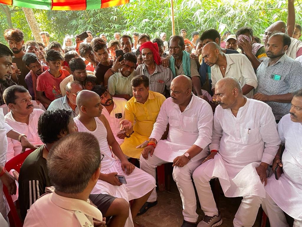 पीड़ित परिजन से मिलने पंहुचा लोजपा (रा) के जांच टीम