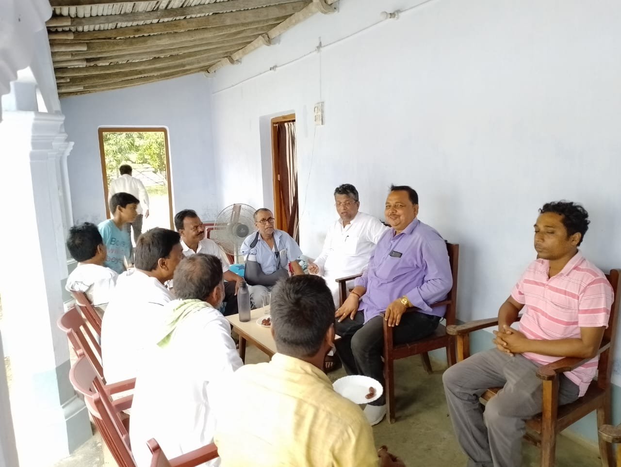 सड़क दुर्घटना में जख्मी राजद नेता से मिले विधायक 
