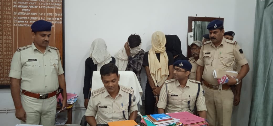 बाइक चोर गिरोह के चार सदस्य रंगे हाथों गिरफ्तार, डीएसपी ने प्रेस वार्ता कर दी जानकारी
