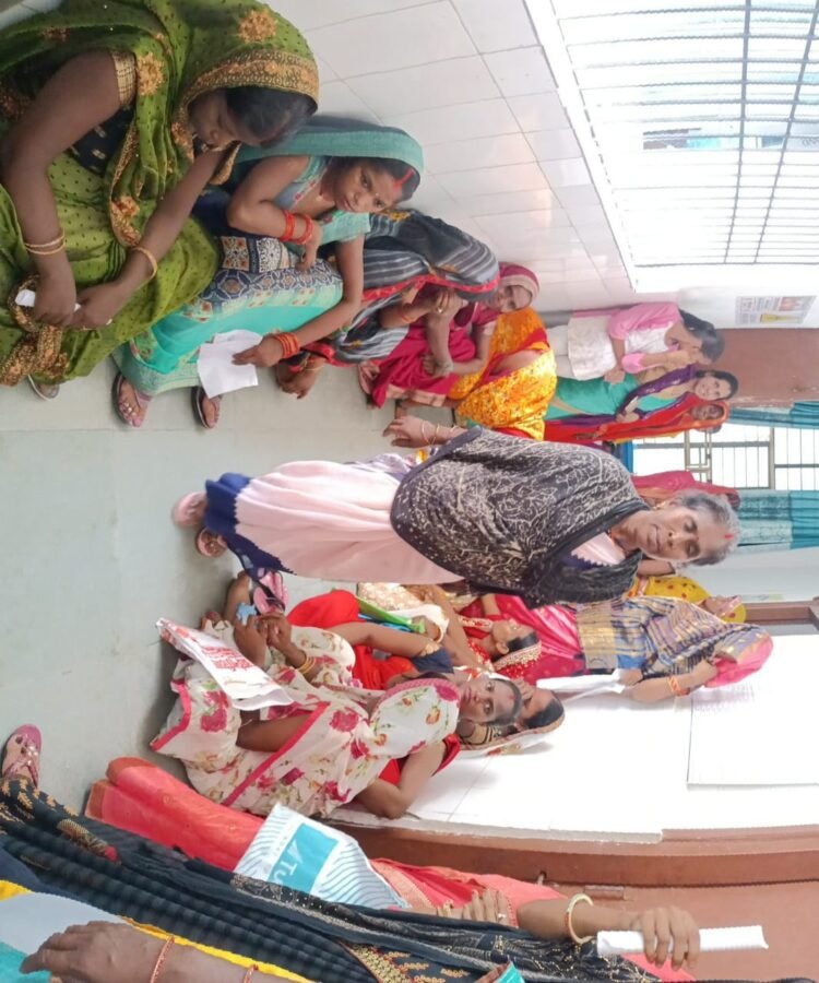 गर्भवती महिलाओं का सामुदायिक स्वास्थ्य केंद्र में किया गया जांच, स्वास्थ्य से संबंधित दी गई जानकारी 
